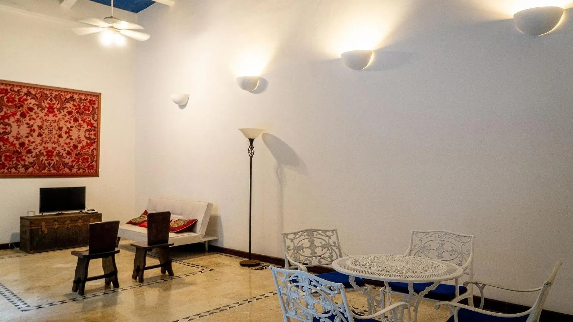 Edificio Ubicado En El Centro De La Ciudad Dentro De La Ciudad Amurallada Edificio Ayos Cartagena