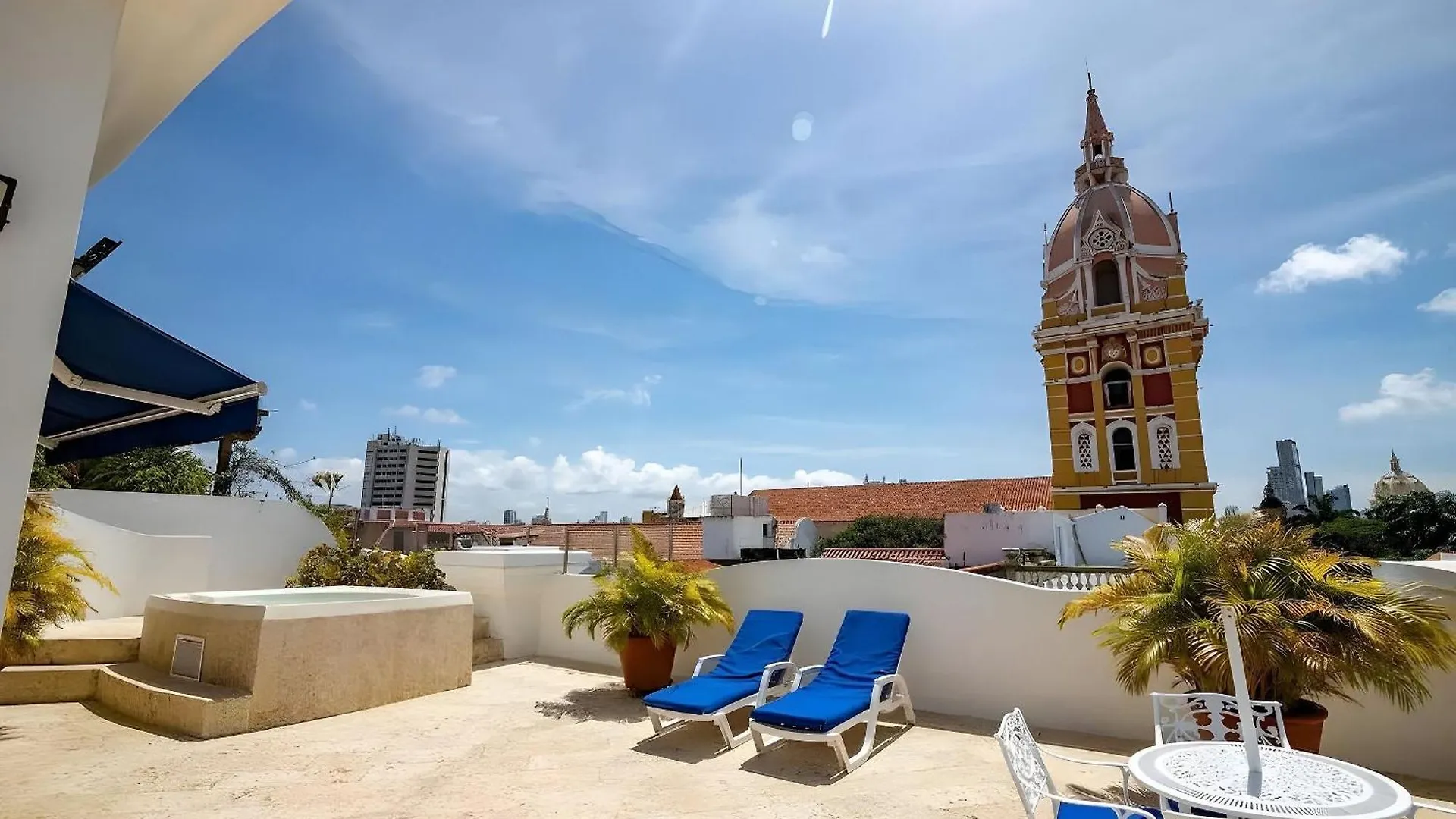 Edificio Ubicado En El Centro De La Ciudad Dentro De La Ciudad Amurallada Edificio Ayos Cartagena Colombia